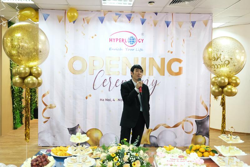 hyperlogy tung bung to chuc le khai truong van phong moi