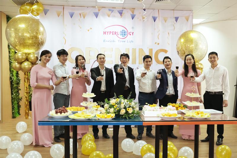 hyperlogy tung bung to chuc le khai truong van phong moi