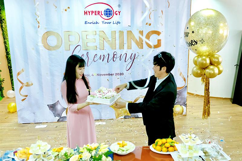 hyperlogy tung bung to chuc le khai truong van phong moi