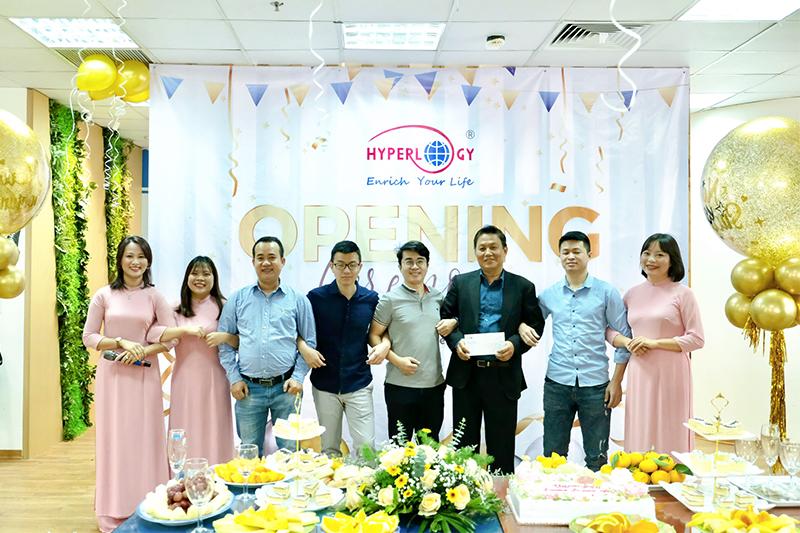 hyperlogy tung bung to chuc le khai truong van phong moi