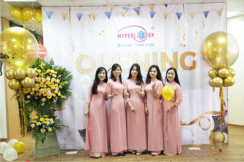 hyperlogy tung bung to chuc le khai truong van phong moi