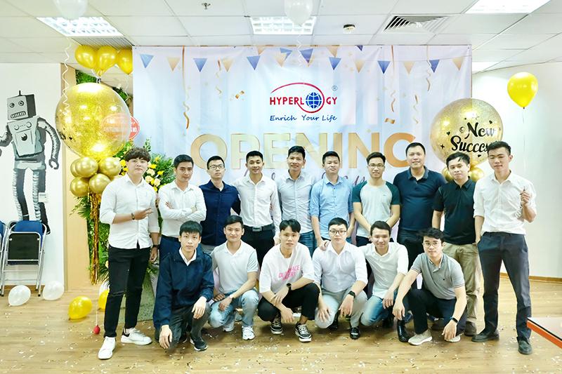 hyperlogy tung bung to chuc le khai truong van phong moi