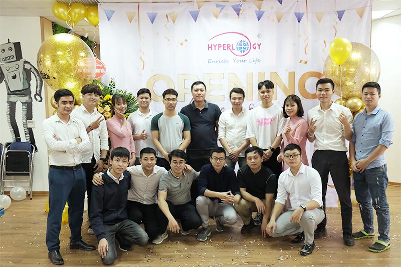 hyperlogy tung bung to chuc le khai truong van phong moi
