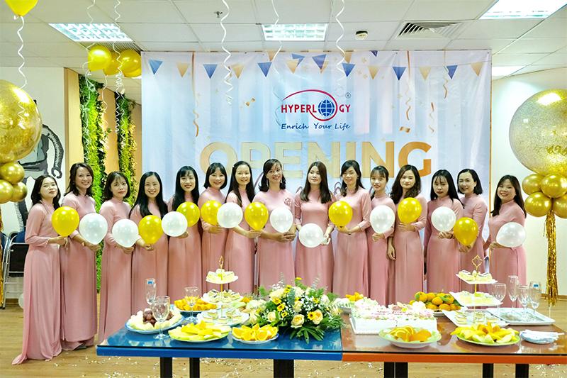 hyperlogy tung bung to chuc le khai truong van phong moi
