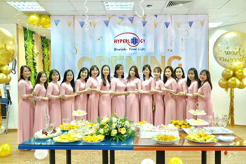 hyperlogy tung bung to chuc le khai truong van phong moi