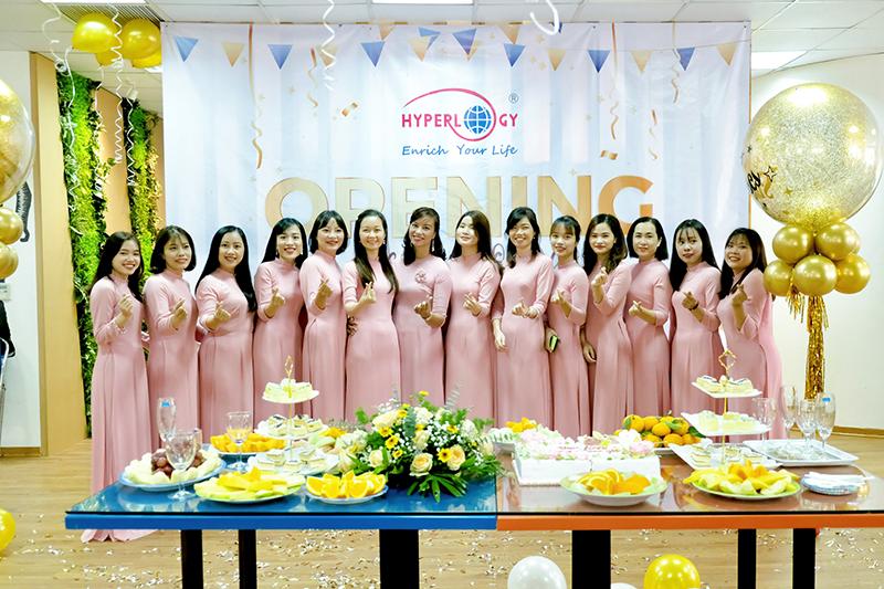 hyperlogy tung bung to chuc le khai truong van phong moi