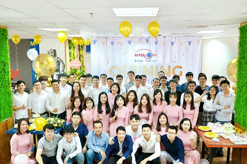 hyperlogy tung bung to chuc le khai truong van phong moi