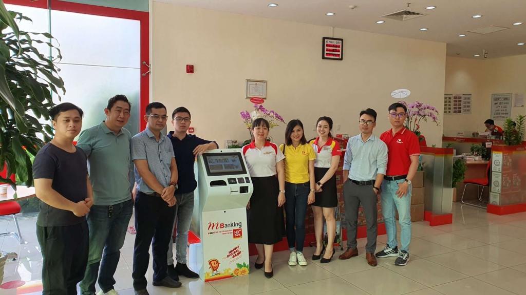 Nhóm phát triển sản phẩm của Hyperlogy triển khai Smart Kiosk tại HDBank
