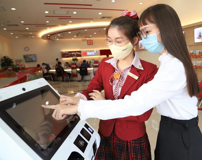 Customers experience Smart Self Service at a HDBank's branch located on Cong Hoa Street, Ho Chi Minh City, Vietnam. Photo: HDBank