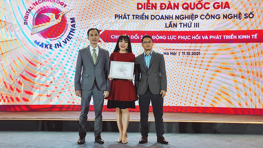 Đại diện Hyperlogy nhận giải thưởng TOP 10 Giải pháp số xuất sắc Make in Vietnam 2021