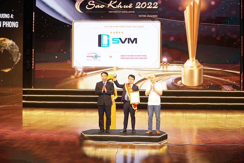 SVM Hyperlogy Sao Khuê 2022 01 Anh Phạm Tùng Giám đốc dự án SVM lên nhận Giải thưởng Sao Khuê 2022 XẾP HẠNG 5 SAO trong lĩnh vực Các giải pháp công nghệ tiên phong