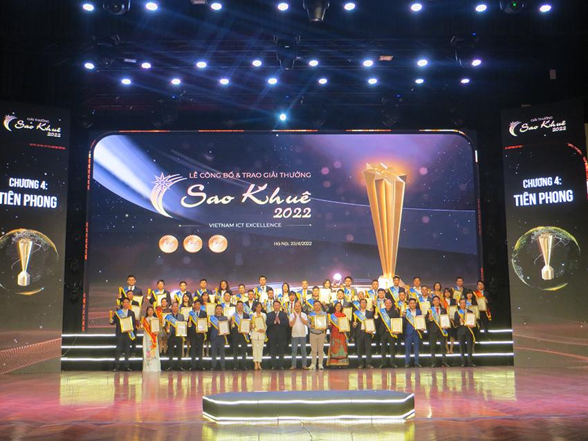 Thứ trưởng Bộ Thông tin và Truyền thông Nguyễn Huy Dũng và Phó Chủ tịch VINASA Nguyễn Tử Quảng trao giải thưởng cho các doanh nghiệp