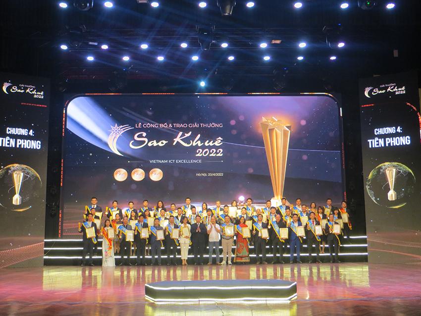 SVM Hyperlogy Sao Khuê 2022 07 Thứ trưởng Bộ Thông tin và Truyền thông Nguyễn Huy Dũng và Phó Chủ tịch VINASA Nguyễn Tử Quảng trao giải thưởng cho các doanh nghiệp