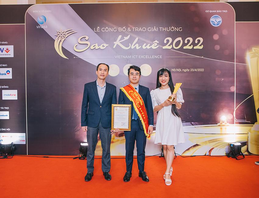 Đại diện công ty Hyperlogy nhận Cúp và Giấy chứng nhận Giải thưởng Sao Khuê 2022 cho sản phẩm công nghệ tiên phong Máy bán hàng tự động SVM