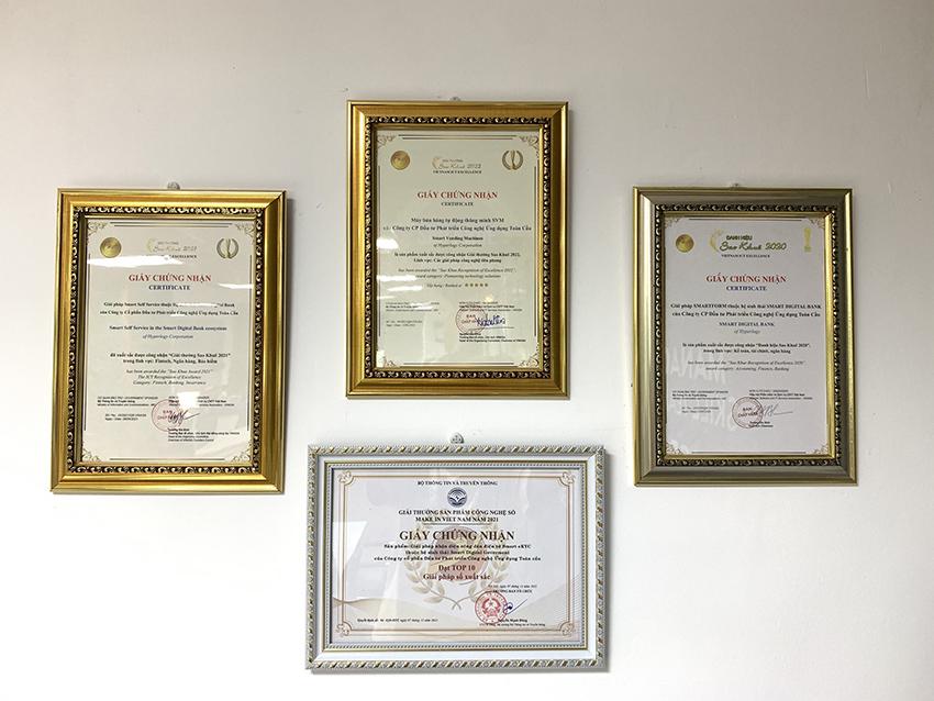 SVM Hyperlogy Sao Khuê 2022 11 Hyperlogy 3 năm liên tiếp được trao giải Sao Khuê