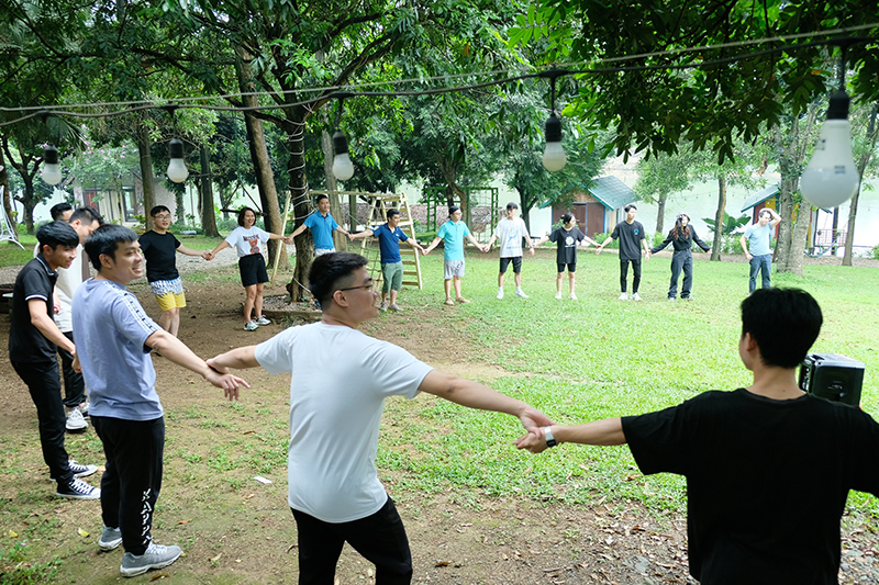 Bắt đầu với một vòng tròn năm tay tình cảm