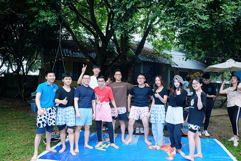 Ngay sau đó là màn thi đấu mặc quần không dùng tay đầy khốc liệt