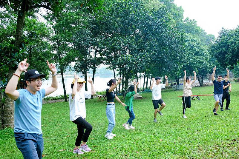 Và khởi động với những điệu nhảy cực sáng tạo của các thành viên