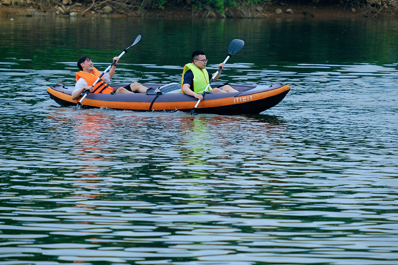 Sau giờ ăn là hoạt động chèo thuyền Kayak