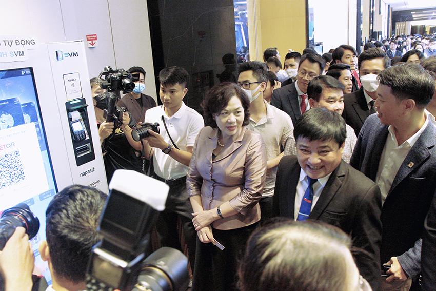 SVM cũng vinh dự tiếp đón Thống đốc Ngân hàng Nhà nước Việt Nam - Bà Nguyễn Thị Hồng tới trải nghiệm mua hàng nhanh không tiền mặt