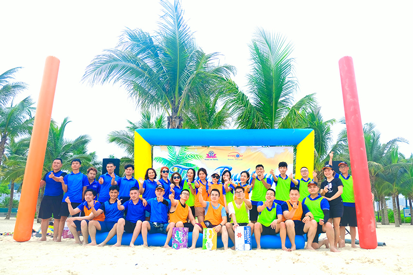 Teambuilding trên bờ biển Bãi Cháy