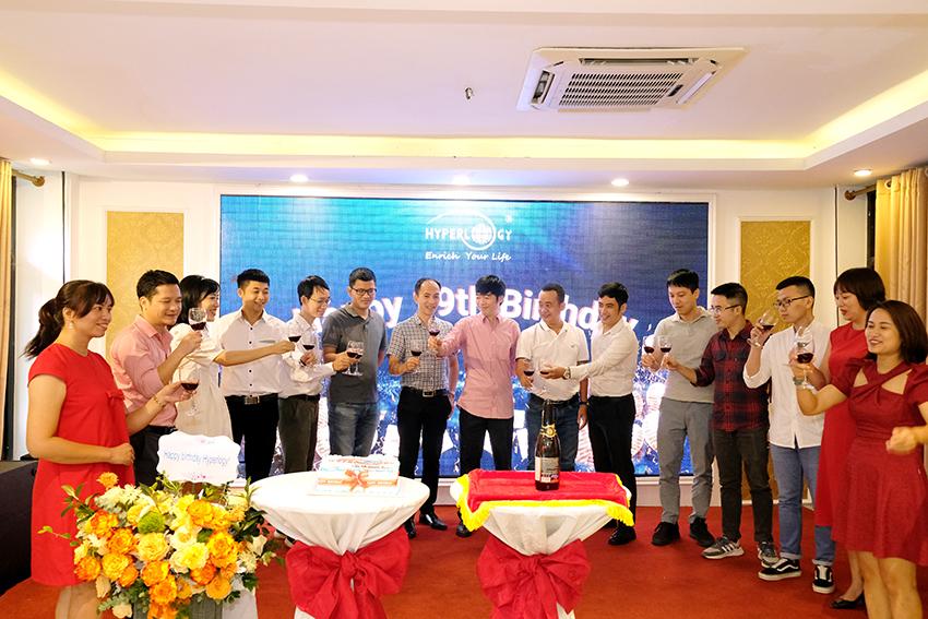 Happy 19th Aniversary Hyperlogy 02 Nâng ly chúc mừng sinh nhật Hyperlogy