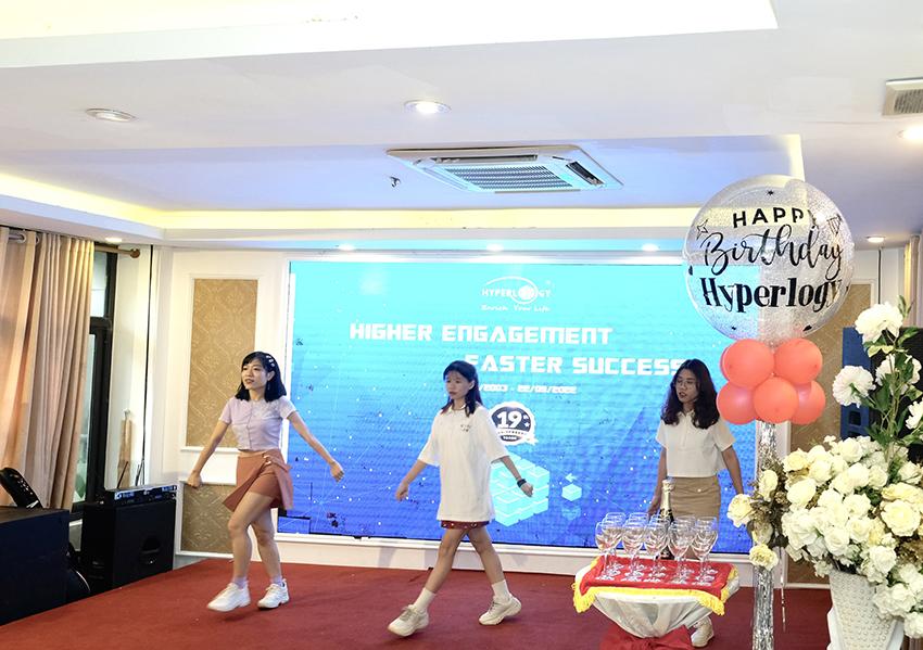 Tiết mục nhảy hiện đại của các bạn nữ