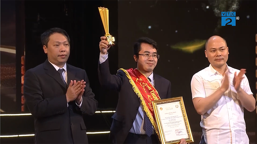 Ông Phạm Tùng – Giám đốc dự án SVM – lên nhận Giải thưởng Sao Khuê 2022 XẾP HẠNG 5 SAO trong lĩnh vực Giải pháp công nghệ tiên phong