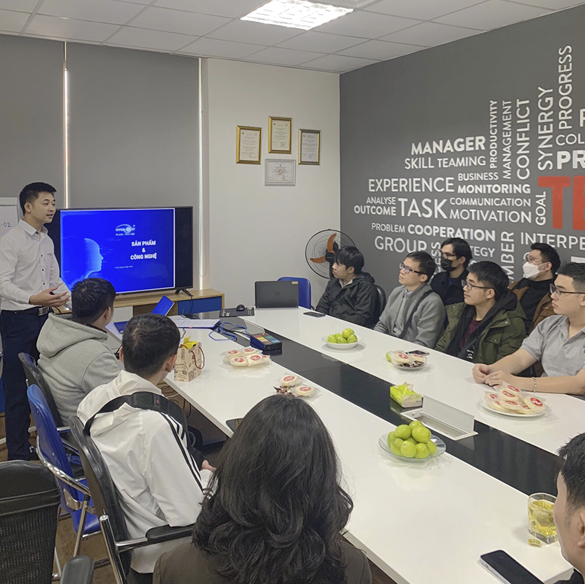 Ông Đỗ Minh Cương - Giám đốc khối phần mềm - định hướng lộ trình phát triển Java và chia sẻ về công nghệ đang sử dụng tại Hyperlogy