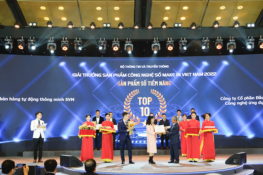 Đại diện Hyperlogy nhận giải thưởng “Make in Viet Nam 2022”