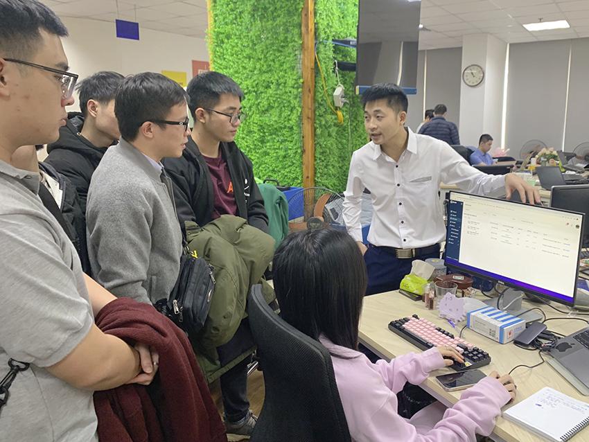 Các lập trình viên tại Hyperlogy chia sẻ kiến thức và kinh nghiệm làm việc cùng các bạn học viên Các lập trình viên tại Hyperlogy chia sẻ kiến thức và kinh nghiệm làm việc cùng các bạn học viên