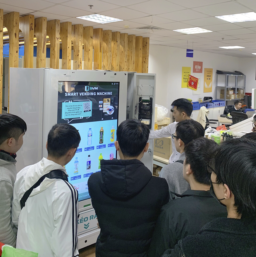 Học viên trải nghiệm nghiệm máy bán hàng tự động thông minh SVM Học viên trải nghiệm nghiệm máy bán hàng tự động thông minh SVM