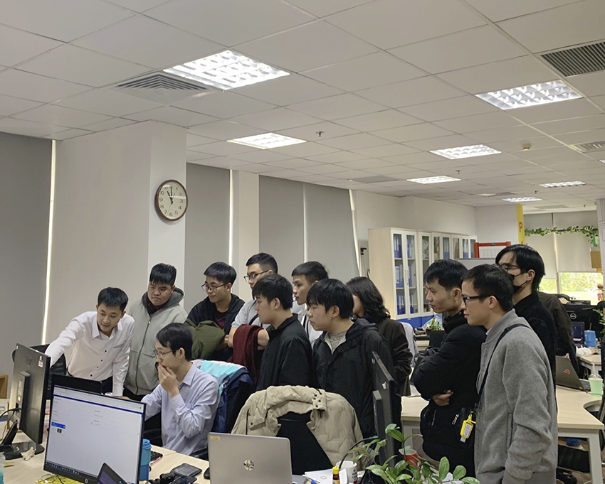 Các học viên tham quan quan sát công việc của lập trình viên tại Hyperlogy Các học viên tham quan quan sát công việc của lập trình viên tại Hyperlogy