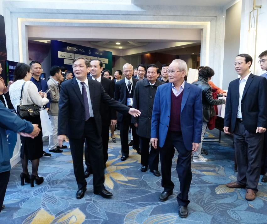 Đoàn đại biểu cấp cao thăm quan trải nghiệm các gian hàng tại triển lãm Internet Day 2022