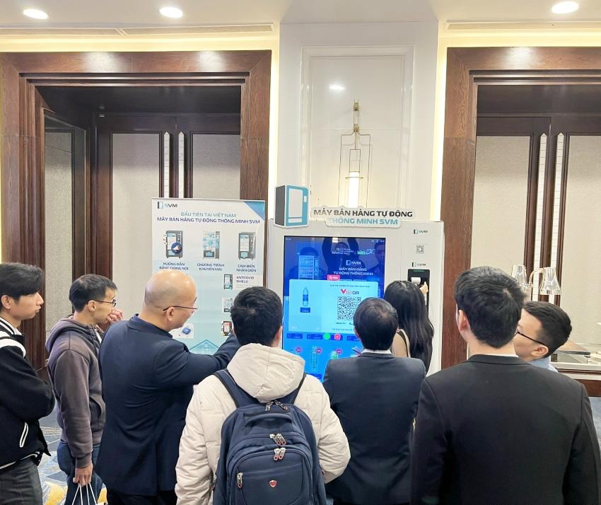 Khách tham quan trải nghiệm SVM của Hyperlogy tại triển lãm sự kiện Internet Day 2022 Khách tham quan trải nghiệm SVM của Hyperlogy tại triển lãm sự kiện Internet Day 2022