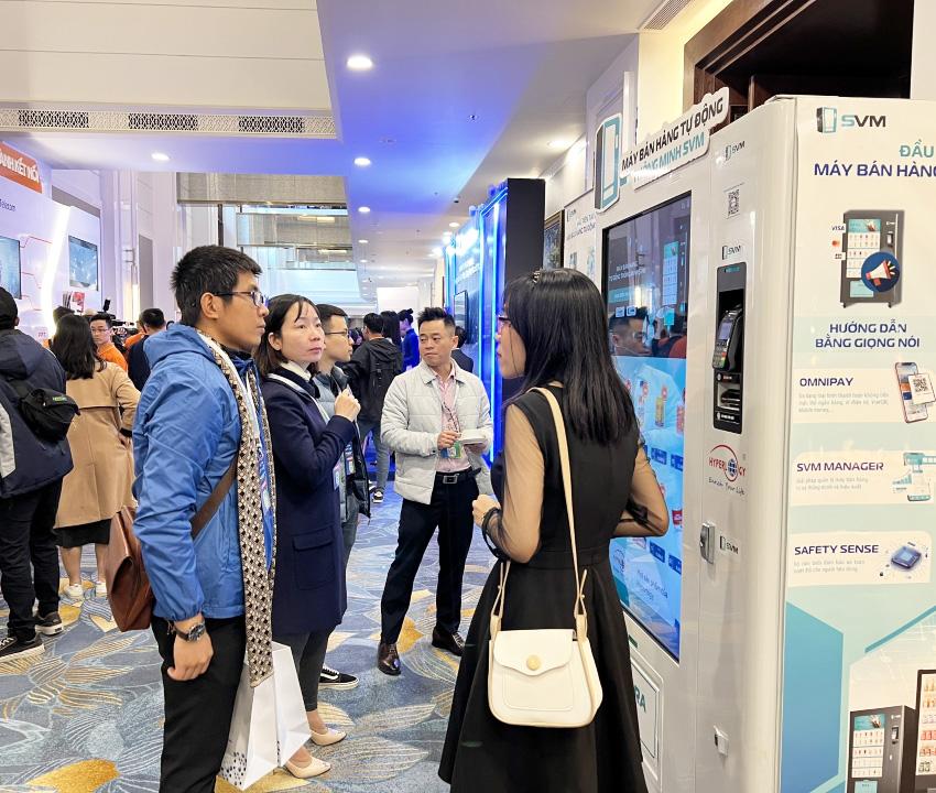 Khách tham quan lắng nghe chia sẻ về lợi ích vượt trội của SVM tại triển lãm sự kiện Internet Day 2022 Khách tham quan lắng nghe chia sẻ về lợi ích vượt trội của SVM tại triển lãm sự kiện Internet Day 2022