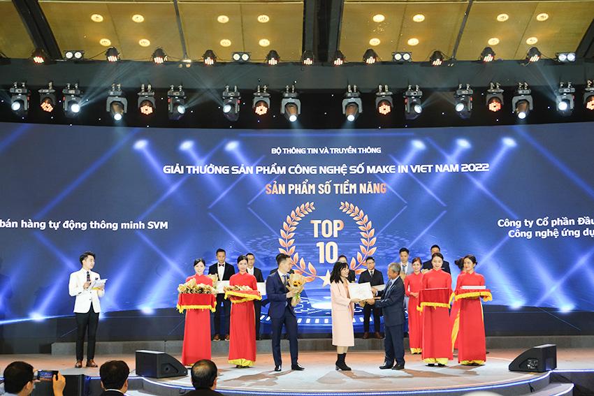 Đại diện Hyperlogy nhận giải thưởng “Make in Viet Nam 2022”