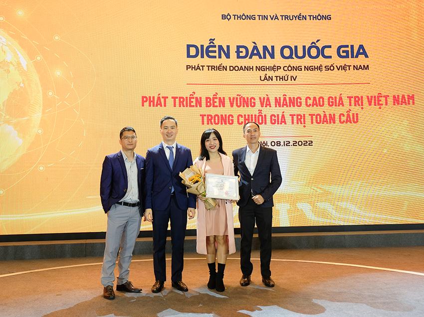 Đại diện SVM chụp hình cùng ông Nguyễn Thiện Nghĩa - Phó Cục trưởng phụ trách Cục Công nghiệp Công nghệ thông tin và Truyền thông, Bộ Thông tin và Truyền thông (Đứng thứ hai từ trái qua) tại buổi lễ trao giải thưởng Make in Viet Nam 2022