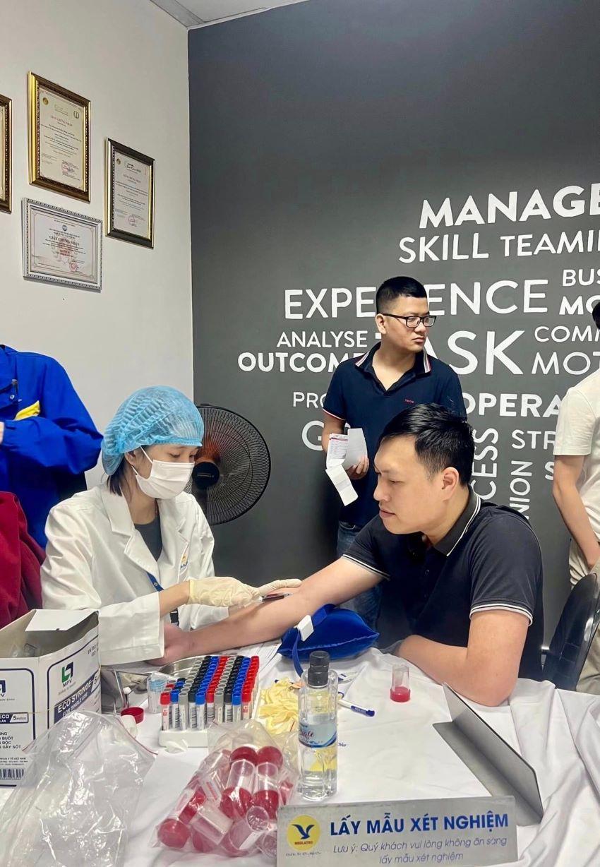 Bác sĩ lấy mẫu xét nghiệm máu