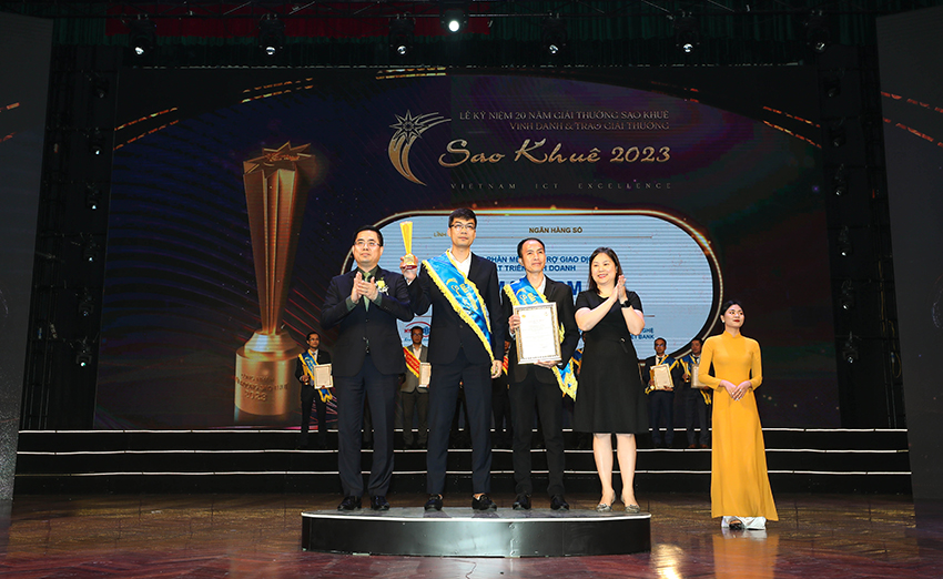 Giải thưởng được vinh dự trao bởi ông Nguyễn Hoàng Giang - Thứ trưởng Bộ Khoa học và Công nghệ cùng bà Nguyễn Thị Thu Giang - Phó chủ tịch kiêm Tổng thư ký VINASA. 