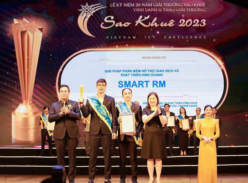 Mr. Ngo Duc Anh, representative of BAOVIET Bank and Mr. Le Duc Minh, representative of Hyperlogy, received the Sao Khue 2023 Award.