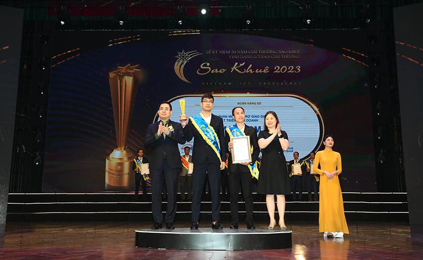 Sao Khuê 2023 đại diện Smart RM Ông Ngô Đức Anh Giám đốc Trung tâm Thẻ Ngân hàng điện tử Ngân hàng Bảo Việt thứ 2 bên trái sang và Ông Lê Minh Đức Giám đốc CTCP Đầu tư Phát triển Công nghệ Ứng dụng Toàn cầu nhận cúp và giấy chứng nhận Giải thưởng Sao Khuê 2023