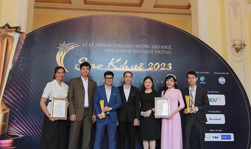 Sao Khue 2023 hai anh chị VINASA Hyperlogy team with Mr Le Xuan Hoa and Ms Nguyen Thi Thu Giang Vice President of VINASA