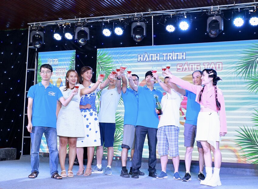 Nâng ly chúc mừng sinh nhật Hyperlogy