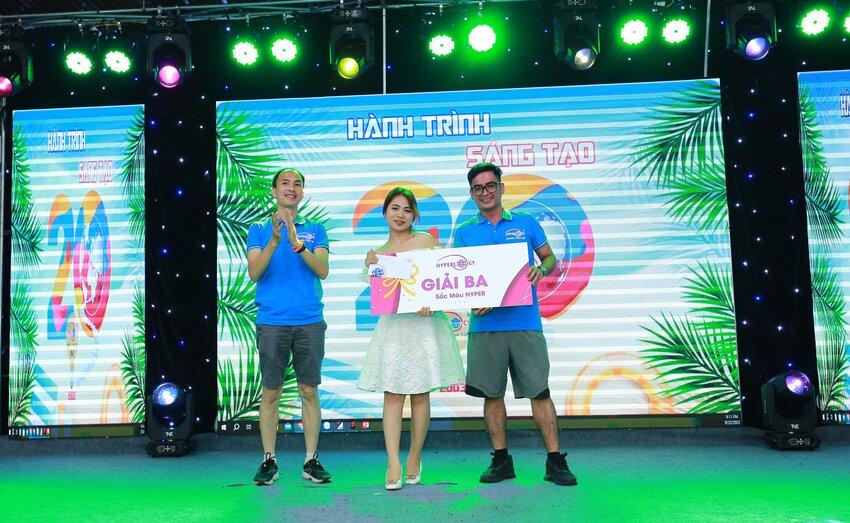 Trao giải thưởng cho ba đội.