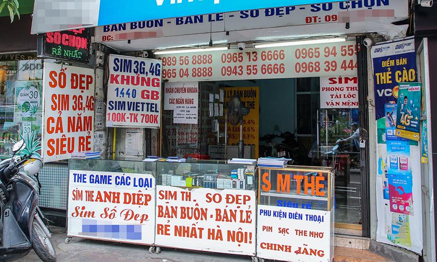 Hình ảnh bán sim quen thuộc của các đại lý sim thẻ tại Việt Nam hiện nay (Nguồn ảnh: Lưu Qúy - VNExpress)