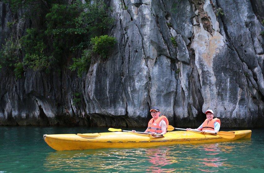 Chèo thuyền Kayak quanh vịnh Lan Hạ.