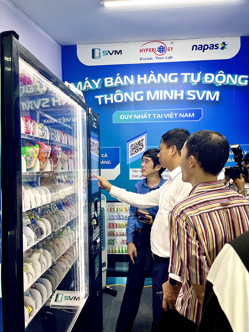 Máy bán hàng tự động thông minh SVM đón tiếp Tổng Giám đốc NAPAS Nguyễn Quang Minh đến tham quan và trải nghiệm