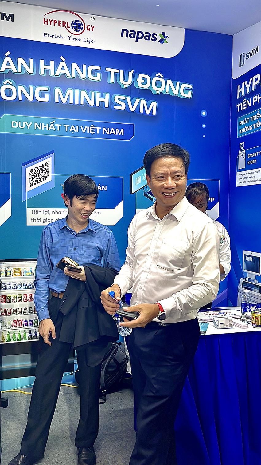 Ông Nguyễn Quang Minh - Tổng Giám đốc NAPAS hào hứng và bất ngờ với tốc độ thanh toán trên Máy bán hàng tự động thông minh SVM