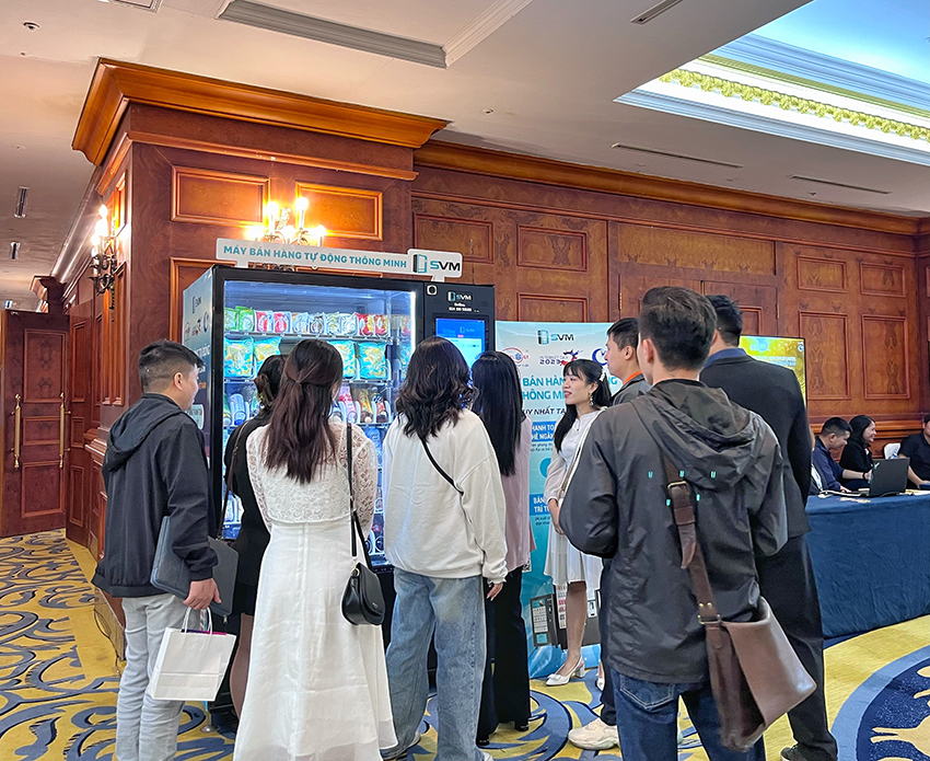 Khách hàng đầy hứng thú lắng nghe chuyên viên giới thiệu về Máy bán hàng tự động SVM